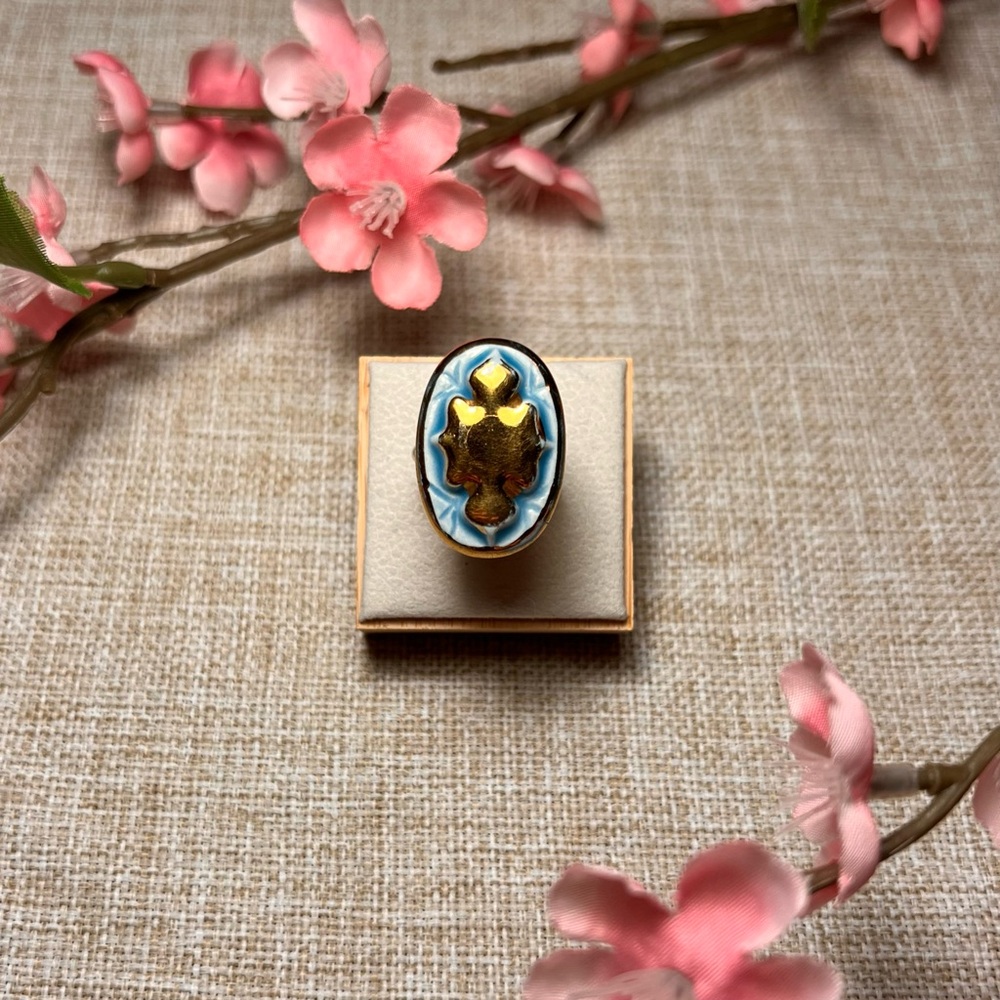 Size 6.5 | Vintage Blue, White, and Gold Oval Ring with Victorian Floral Inlay
